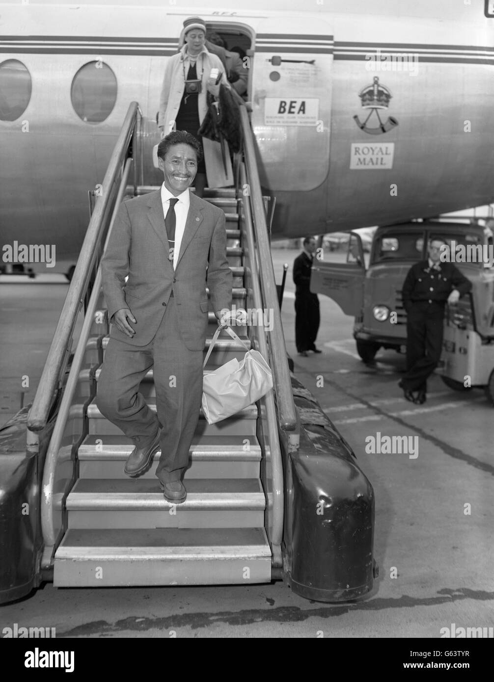 Sherpa Tensing, qui a atteint le sommet de l'Everest avec Sir Edmund Hillary, arrive à l'aéroport de Londres depuis Genève. Il doit assister au dîner du centenaire du British Alpine Club en tant qu'invité de Sir John Hunt, qui a dirigé avec succès l'expédition Everest. Banque D'Images