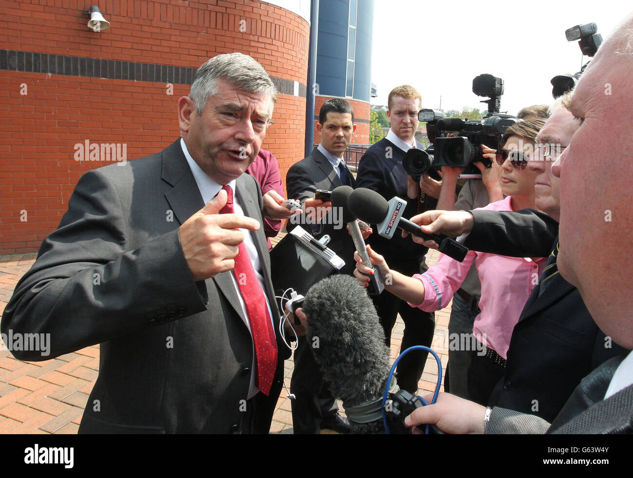 Stewart Gilmour, président de St Mirren, parle aux médias après avoir quitté une réunion du club de reconstruction de la Premier League écossaise à Hampden Park, Glasgow. Banque D'Images