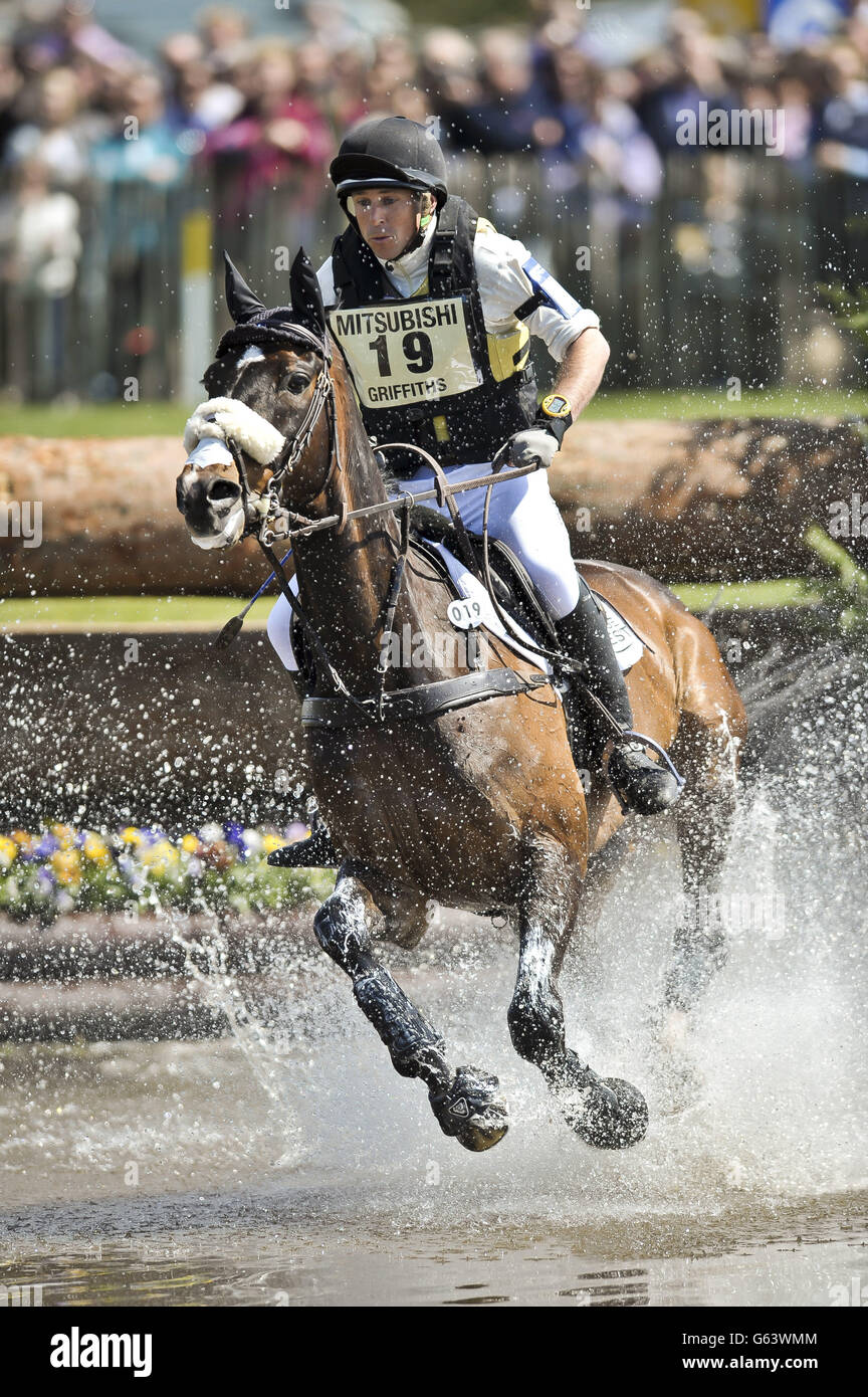 Le Sam Griffiths d'Australie sur Happy Times crée un plongeon dans le lac dans le cross-country pendant le quatrième jour des épreuves de badminton à Badminton, Gloucestershire. Banque D'Images