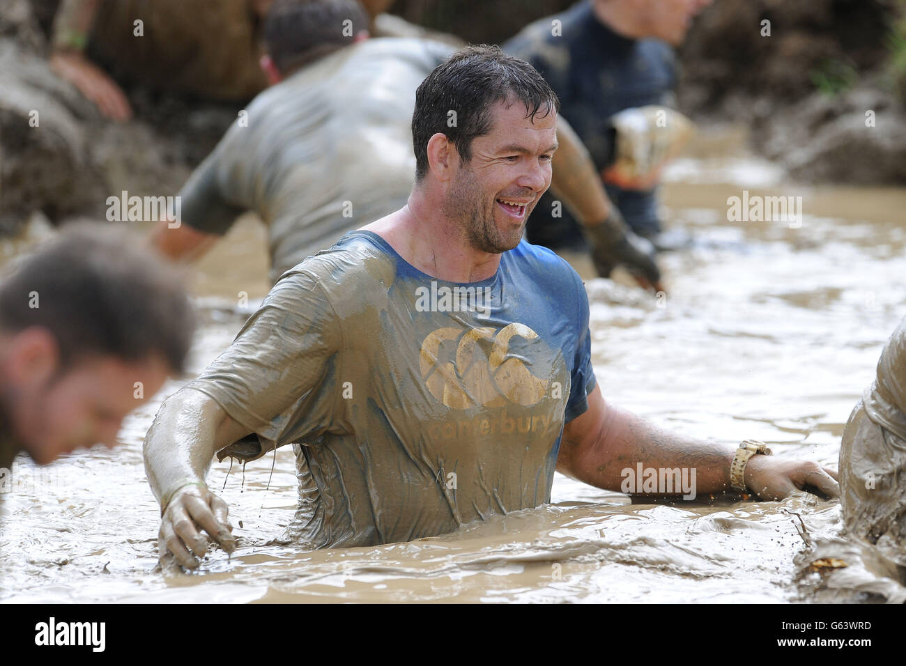Andy Farrell, entraîneur adjoint des Lions d'Angleterre et d'Irlande et de Grande-Bretagne, participe à Tough Mudder 2013 à Boughton House, Kettering. Banque D'Images