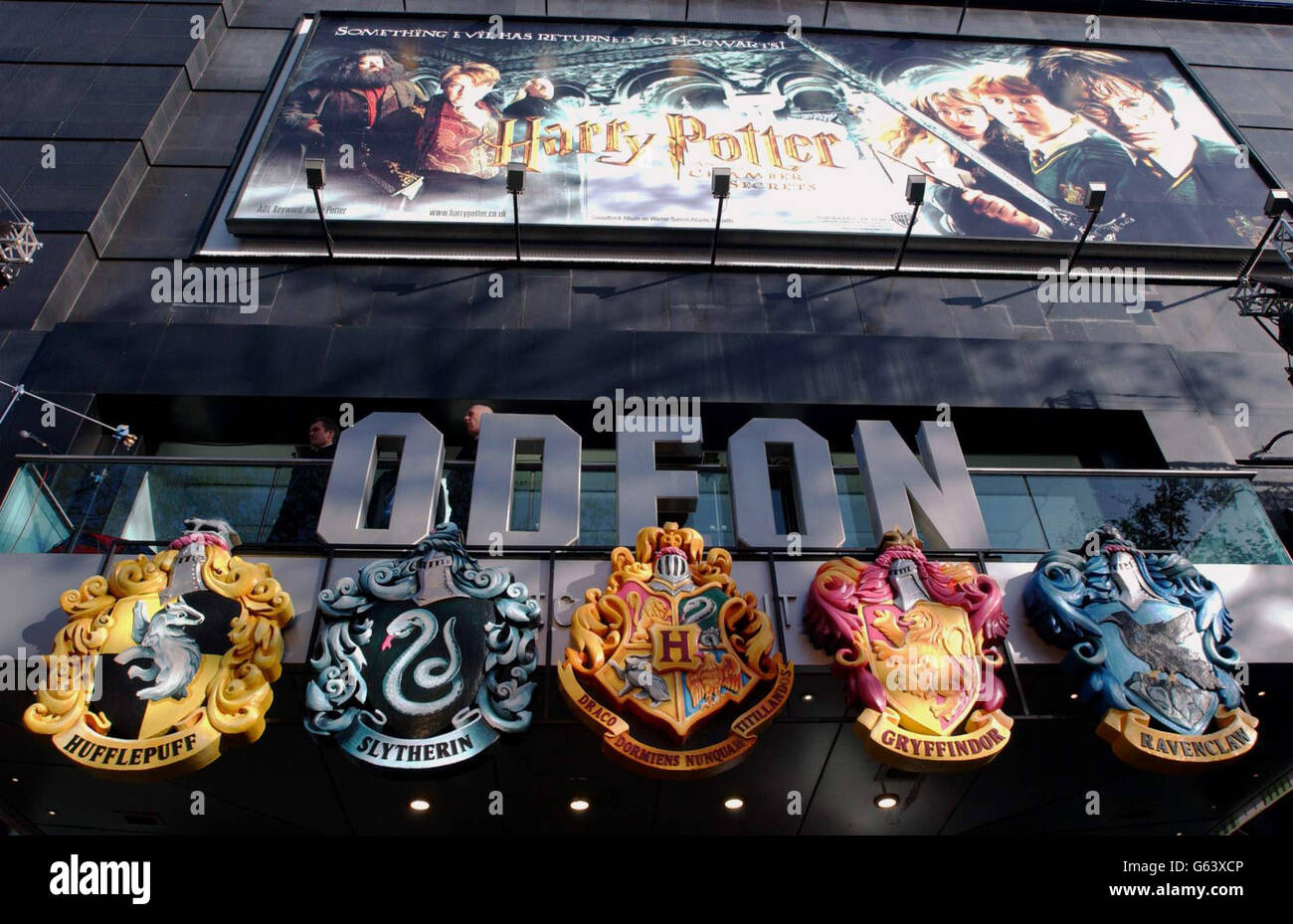 Le panneau au-dessus du cinéma Odeon Leicester Square à Londres, avant la première de Harry Potter et de la Chambre des secrets. Banque D'Images