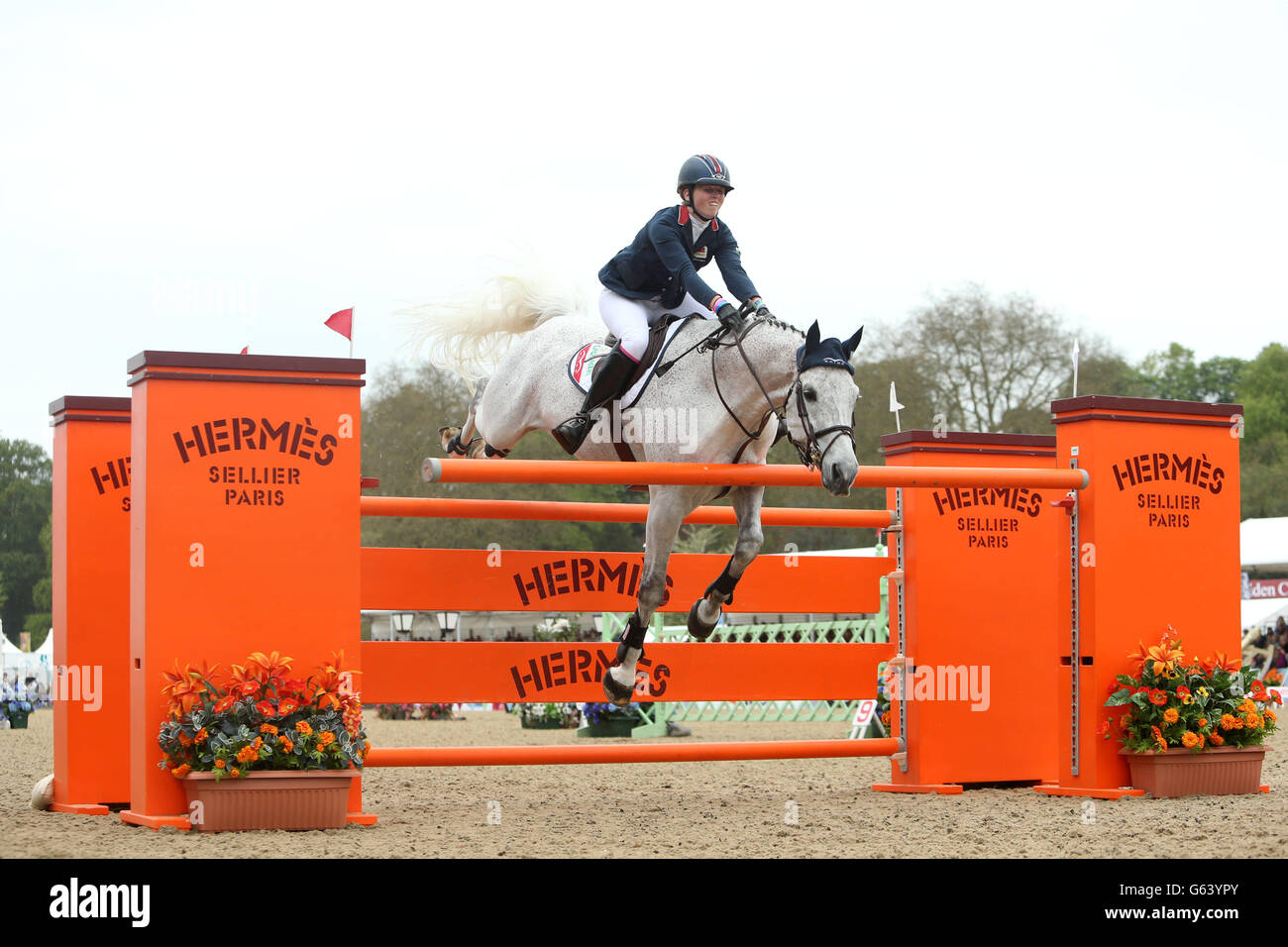 Abigail Newbury circonscription Valentino VII a une chute dans le Grand Prix Royal de Windsor pendant le cinquième jour du Royal Windsor Horse Show au château de Windsor, Berkshire. Banque D'Images