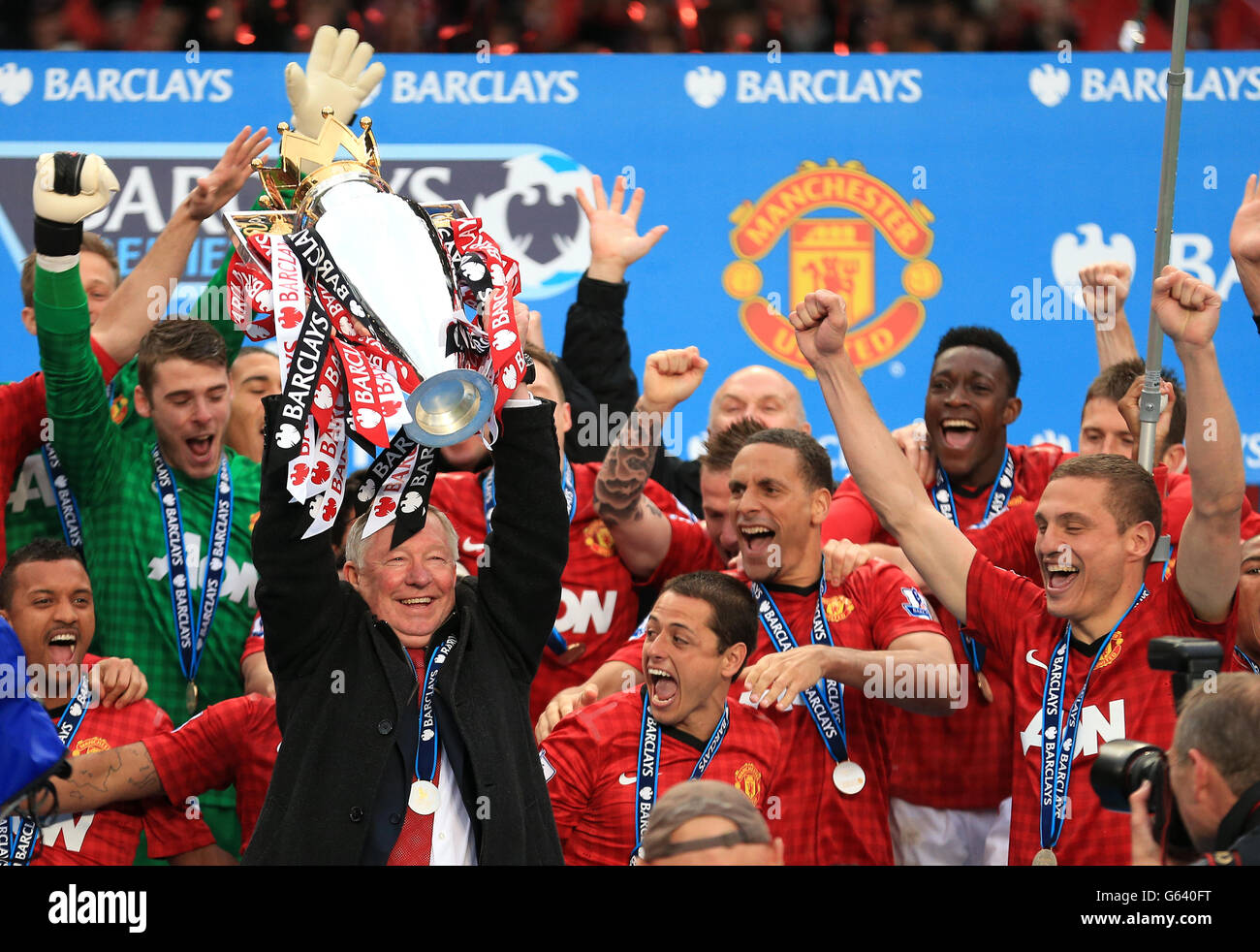 Football - Barclays Premier League - Manchester United / Swansea City - Old Trafford.Sir Alex Ferguson, directeur de Manchester United, lève le trophée de la Barclays Premier League Banque D'Images