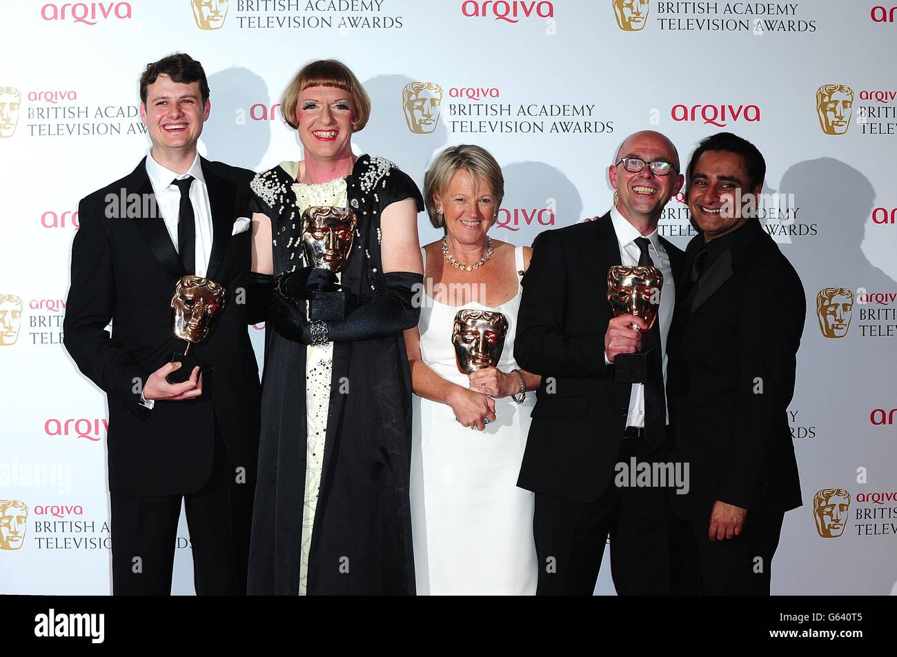 (Deuxième à gauche) Grayson Perry avec le prix du meilleur spécialiste du programme factuel pour tous dans le meilleur goût possible, aux Arqiva British Academy Television Awards 2013 au Royal Festival Hall, Londres. Banque D'Images