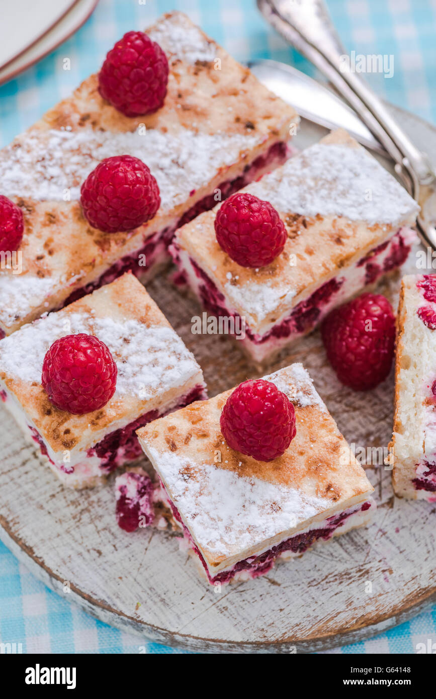Framboise Gateau D Ete Avec Fruits Frais Tranches Haut De La Vue De Dessus Photo Stock Alamy