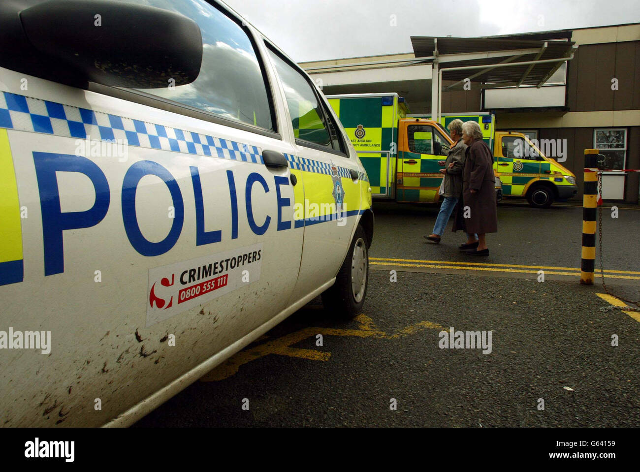 Une voiture de police à l'extérieur de l'hôpital de West Suffolk à Bury St Edmunds, où le meurtrier des landes Myra Hindley, 60 ans, a été admis avec une suspicion de crise cardiaque au début du mois. Banque D'Images