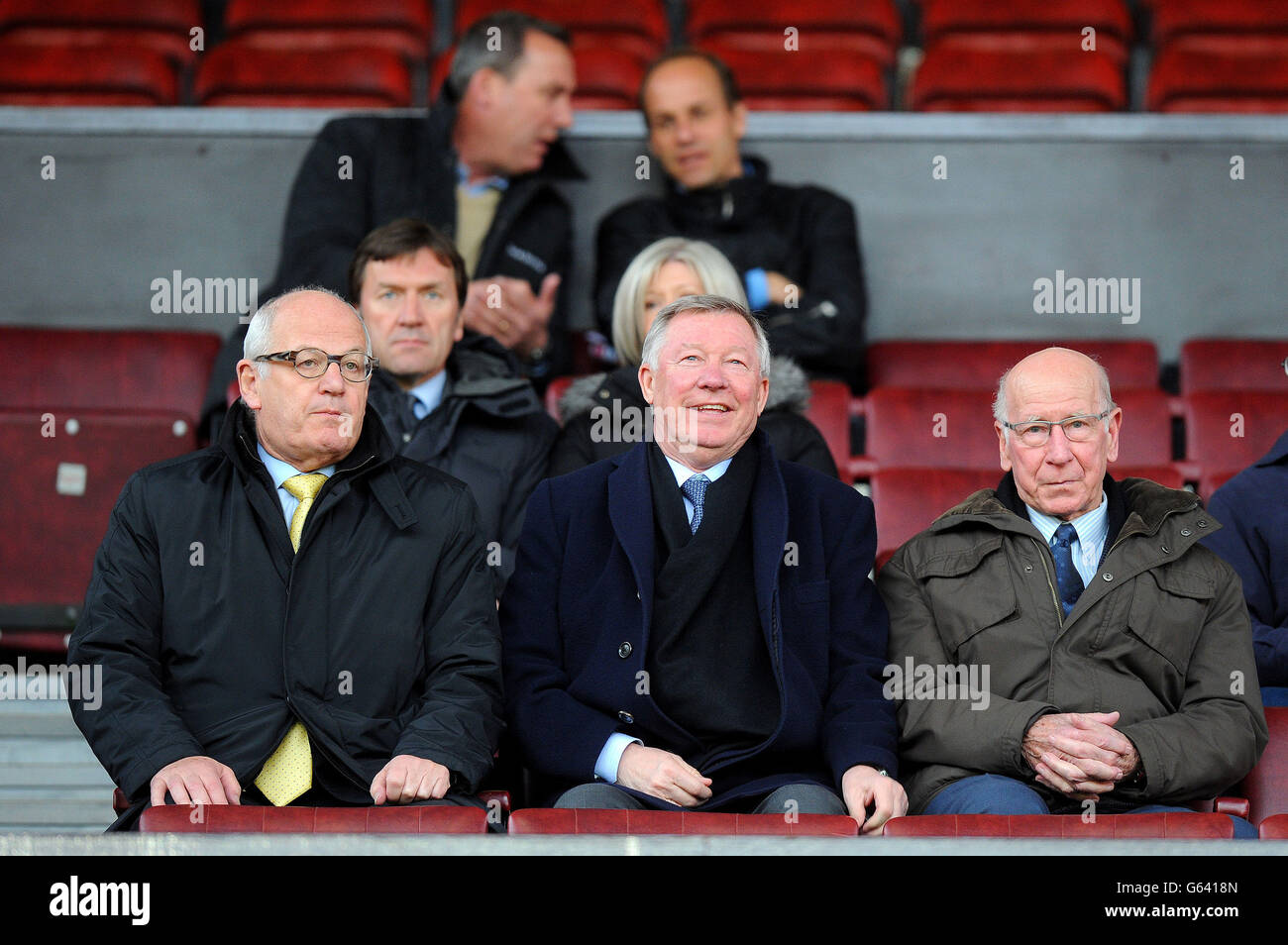 Sir Alex Ferguson, directeur de Manchester United, prend son siège à côté de Sir Bobby Charlton (à droite) dans la case des réalisateurs avant la Barclays under-21 Premier League, semi final entre Manchester United et Liverpool à Old Trafford, Manchester. APPUYEZ SUR PHOTO D'ASSOCIATION. Date de la photo: Mardi 14 mai 2013. Le crédit photo devrait se lire: Martin Rickett/PA Wire. Banque D'Images