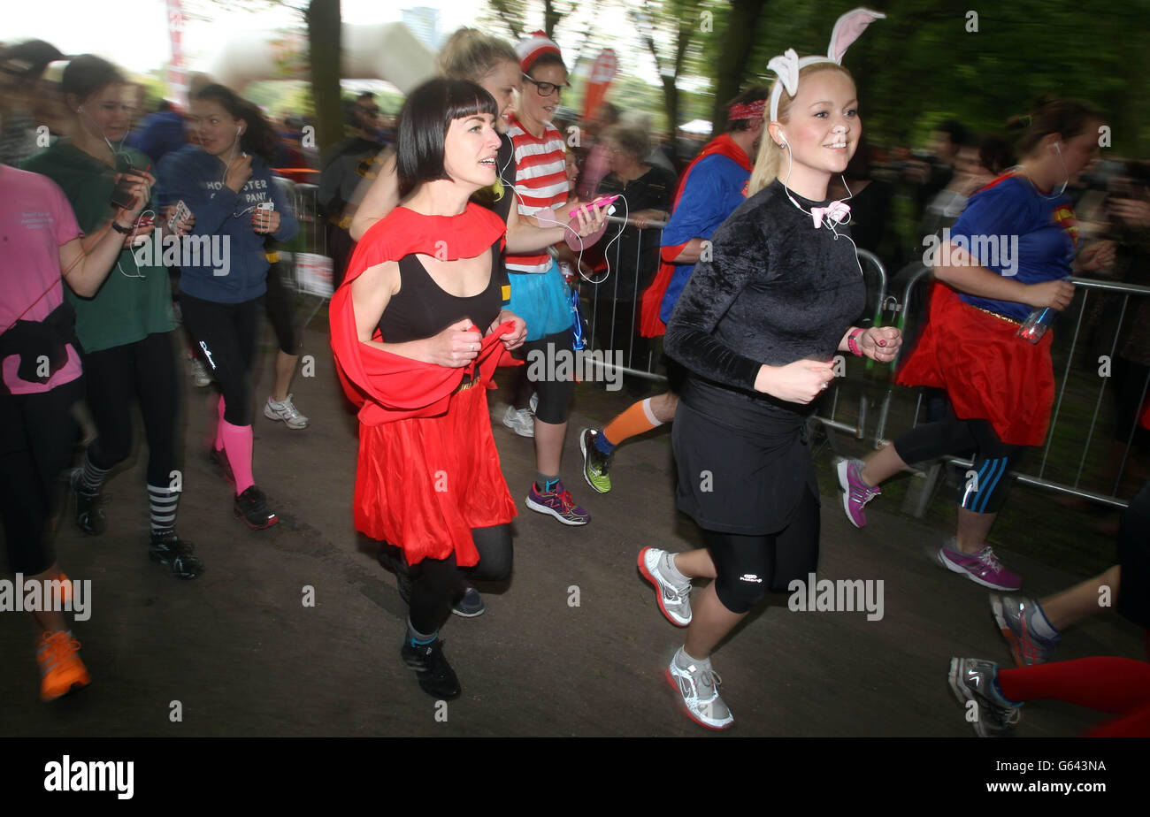 Les gens participent à la course annuelle Do IT for Charity Super Hero Run à Regent's Park, dans le centre de Londres. Banque D'Images