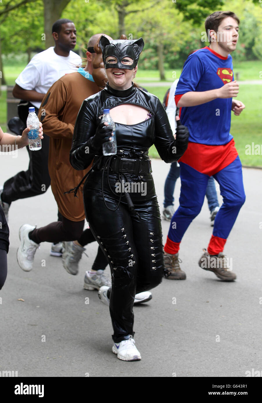 Les gens participent à la course annuelle Do IT for Charity Super Hero Run à Regent's Park, dans le centre de Londres. Banque D'Images