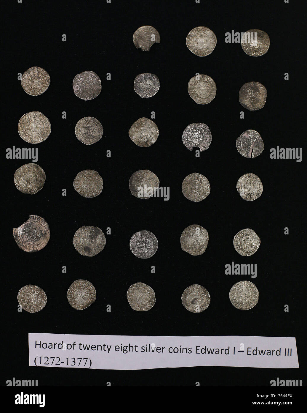 30 pièces d'argent médiévales, parmi quelques-uns des 900 objets illégalement pillés en Irlande par un chasseur de trésors avec un détecteur de métal, qui ont été exposés aux médias au Musée national d'Irlande à Dublin, après avoir été récupérés dans une opération de police. Banque D'Images
