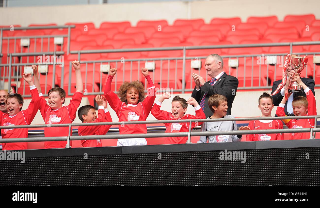 Football - npower football League 2 - Play Off - final - Bradford City / Northampton Town - Wembley Stadium. S Catholic Primary School) les joueurs célèbrent la victoire de la coupe npower Kids Banque D'Images