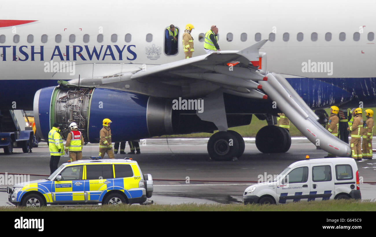 Un avion de British Airways entouré de véhicules d'urgence après avoir dû effectuer un atterrissage d'urgence à l'aéroport de Heathrow. Banque D'Images