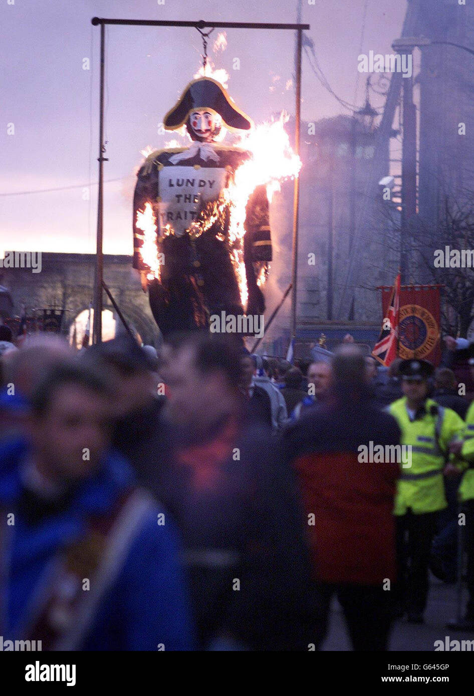 Les garçons d'Appremtice brûlent une effigie d'un traître protestant appelé Lundy à Londonderry, lors d'une parade des garçons d'Apprentice dans la ville. Banque D'Images