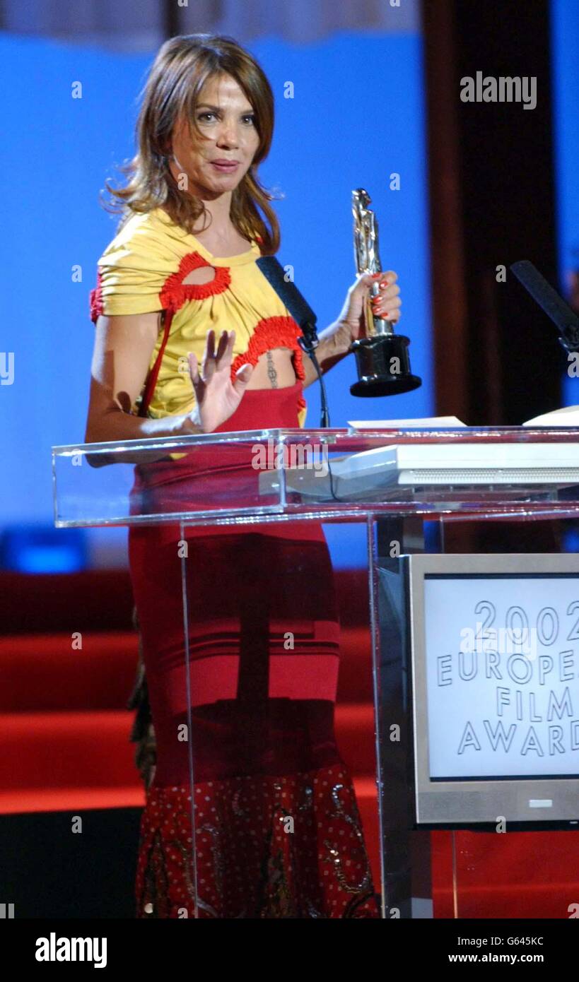 Victoria Abril avec son prix European Achiement in World Cinema 2002 lors des European film Awards 2002, au Teatro dell'Opera di Roma, Rome, Italie. Banque D'Images