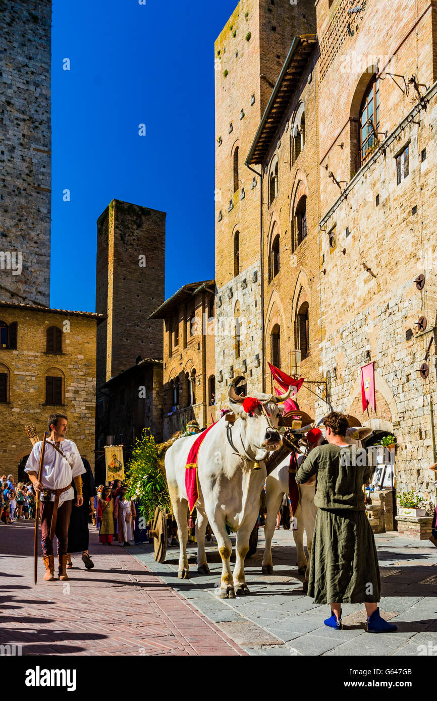 Parade médiévale, Renaissance italienne, dans les rues de San Gimignano, Sienne, Toscane, Italie, Europe Banque D'Images