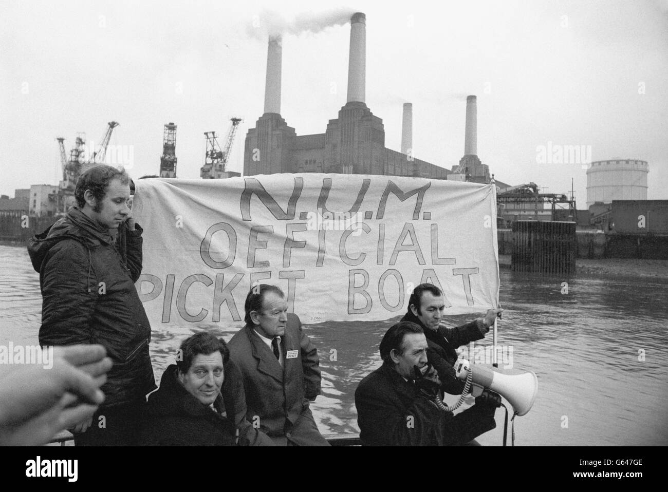 Le bateau de piquetage de la National Union of Mineworkers est vu descendre la Tamise, en face de la station électrique de Battersea. À bord sont Harold Jones (avec mégaphone) et (l-r) Richard Pidwell, Jimmy Pidwell, Samuel Dobbins et Victor Dobbins. Banque D'Images