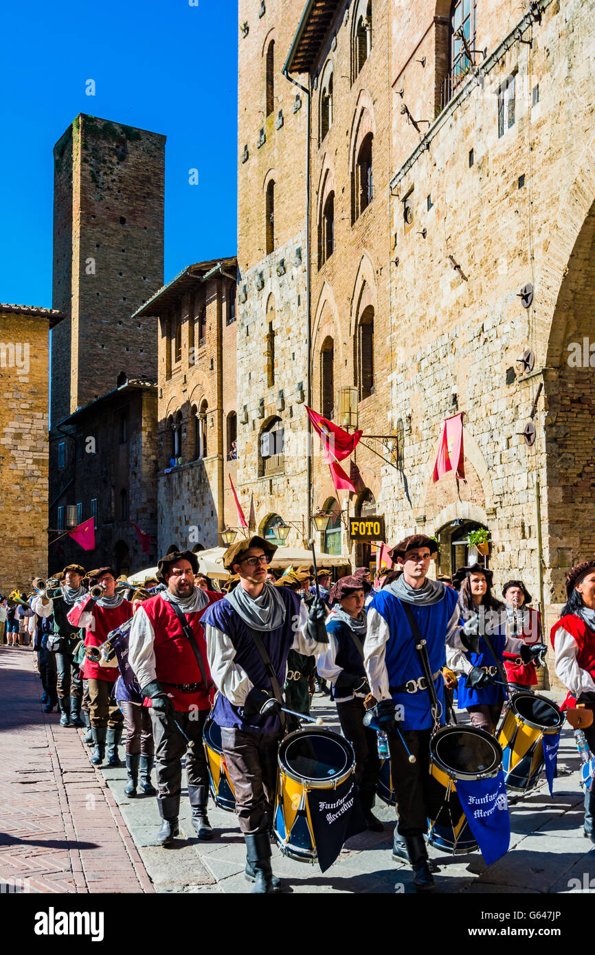 Parade médiévale, Renaissance italienne, dans les rues de San Gimignano, Sienne, Toscane, Italie, Europe Banque D'Images