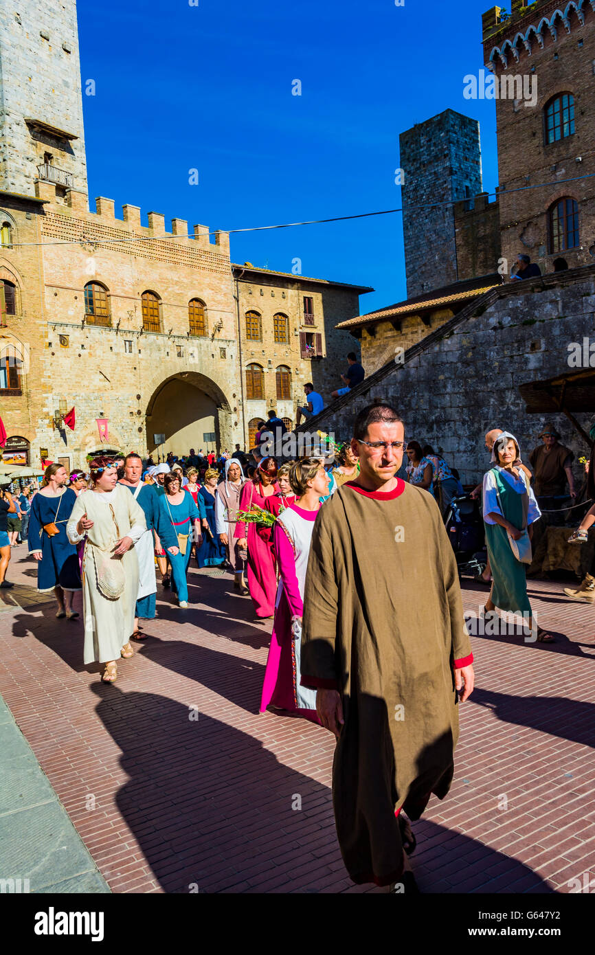 Parade médiévale, Renaissance italienne, dans les rues de San Gimignano, Sienne, Toscane, Italie, Europe Banque D'Images