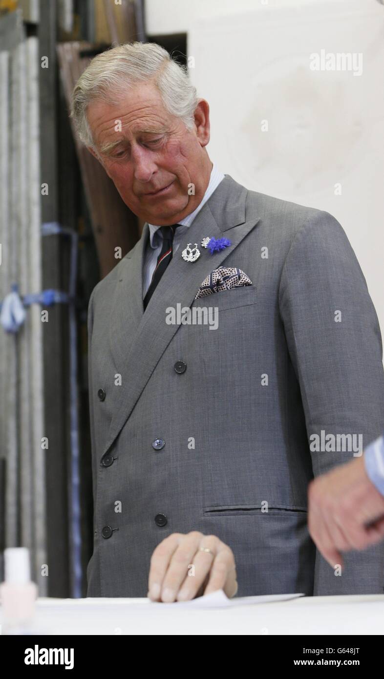 Le Prince de Galles regarde une main prothétique lors d'une visite au Conservatoire royal d'Écosse à Glasgow. Banque D'Images