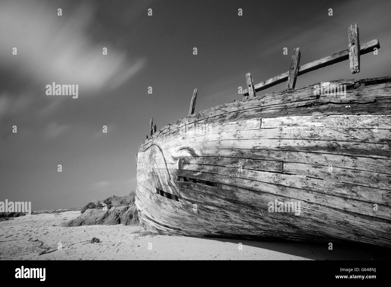 Épave onirique surréaliste en noir et blanc, monochrome - et ancien bateau de pêche abandonnés sur la côte Banque D'Images