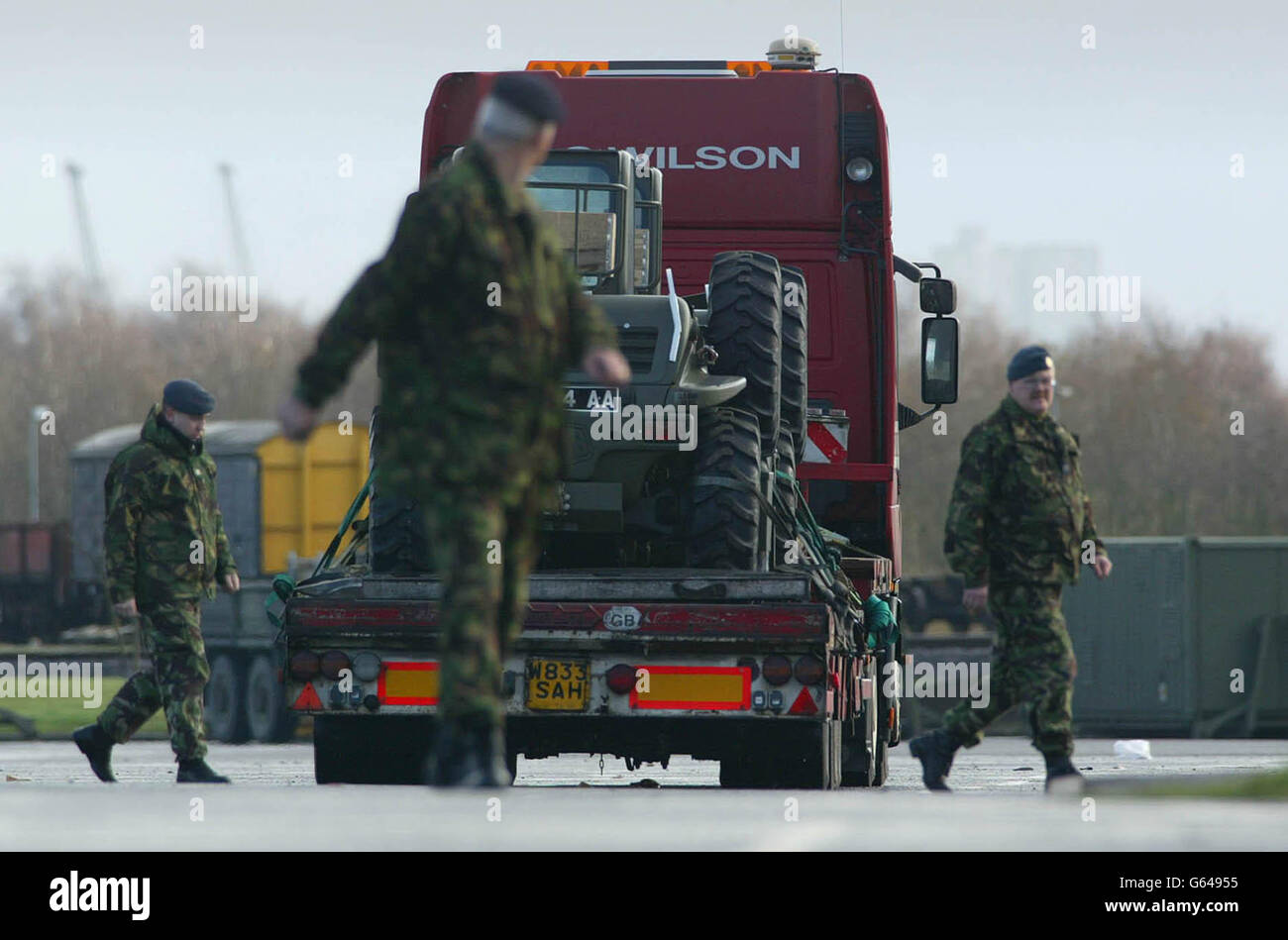 Des soldats au port militaire de Marchwood, près de Southampton, ont continué de charger des navires à destination du golfe. Une grande partie de l'équipement de l'Armée de terre, y compris les camions et les véhicules terrestres, partira du port. Banque D'Images