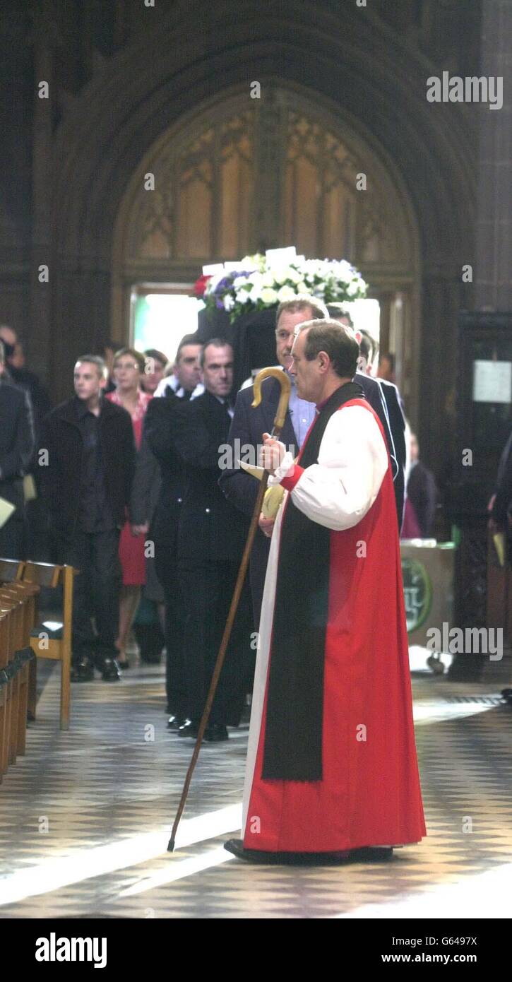 Le cercueil du détective Stephen Oake est transporté dans la cathédrale de Manchester pour le début de son service funéraire. Un millier de personnes ont assisté aux funérailles de l'officier de police de la branche spéciale poignardé à mort lors d'un raid antiterroriste à Manchester. Banque D'Images