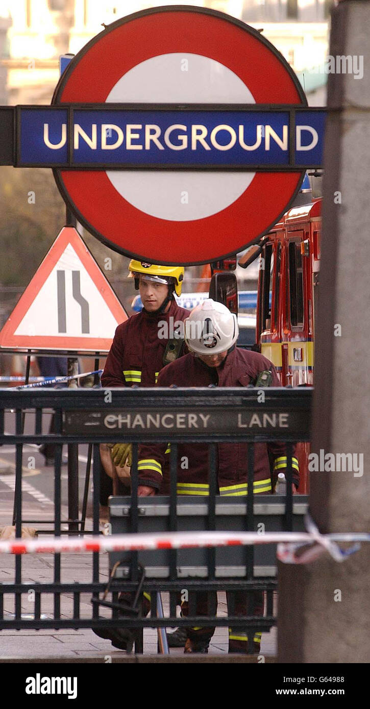 Accident du tube de Chancery Lane.Les pompiers arrivent à la station de métro Chancery Lane de Londres après qu'un train de métro a heurté un mur de tunnel. Banque D'Images
