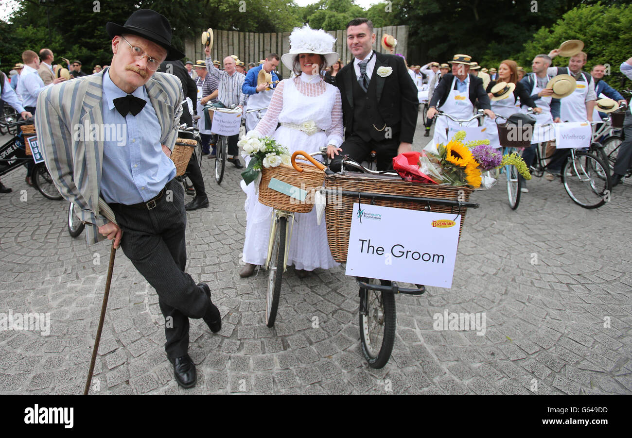 Mariée et marié Alfreda O'Brien et Ciaran Kavanagh et l'acteur James Joyce Paul Kennedy participent au 20e rassemblement annuel de vélos Bloomsday Messenger dans le centre de Dublin avant de nouer le nœud aujourd'hui. Banque D'Images