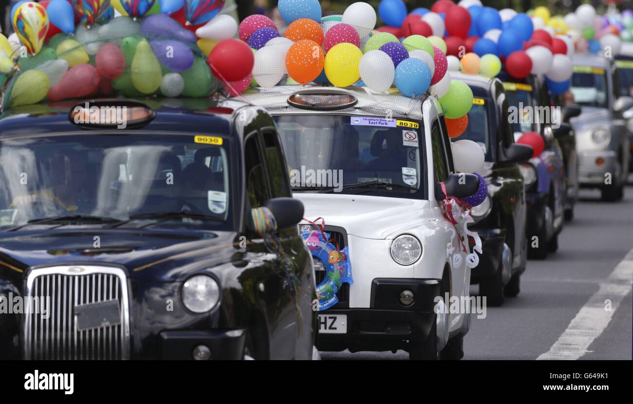Les chauffeurs de taxi sont au départ de Glasgow pour la sortie annuelle pour les enfants ayant des besoins éducatifs spécifiques. Banque D'Images