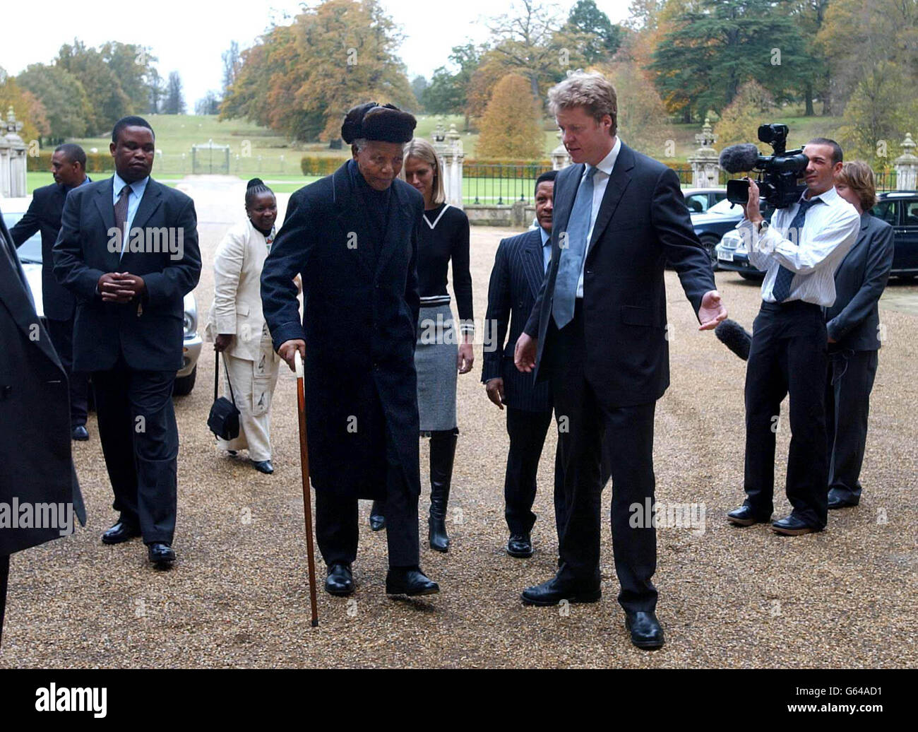 L'ancien président sud-africain Nelson Mandela arrive à Althorp, dans le Northamptonshire, lors d'une visite à la tombe de Diana, la princesse de Galles, et rencontre son frère Earl Spencer (au centre à droite). * M. Mandela, 84 ans, plantait un arbre sur le terrain de la propriété et pontait une couronne sur le site d'enfouissement de l'île pendant la visite, alors qu'il discutait également d'un nouveau projet caritatif avec Earl Spencer. Banque D'Images