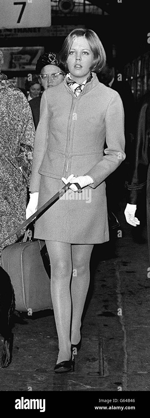 Emma Soames, 18 ans, fille de M. Christopher Soames et petite-fille de Sir Winston Churchill et de la baronne Spencer-Churchill qui ont mené un animal de compagnie de famille à la Golden Arrow accompagné de sa famille à la gare Victoria. Elle part pour Paris avec ses parents et sa sœur, où son père occupe son poste d'ambassadeur britannique. Banque D'Images