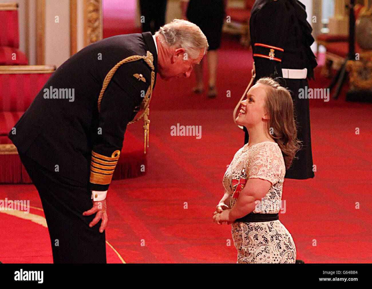 Ellie Simmonds, nageuse paralympique, reçoit la médaille de son officier de l'Empire britannique (OBE) du Prince de Galles lors d'une cérémonie d'investiture au Palais de Buckingham, dans le centre de Londres. Banque D'Images