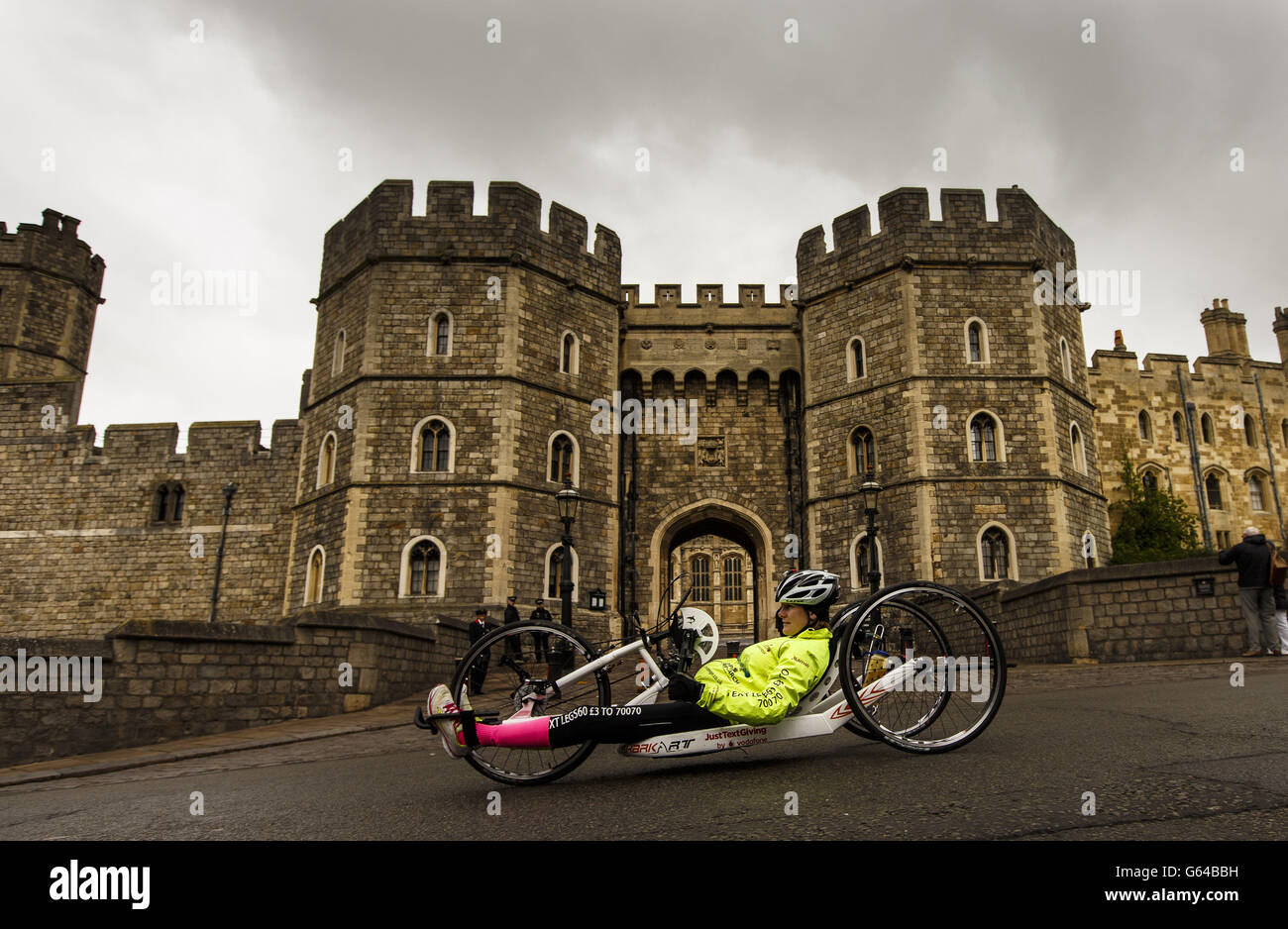 Claire Lomas fait un arrêt au château de Windsor alors que son épique défi de vélo à main entre dans son 19e jour. Banque D'Images