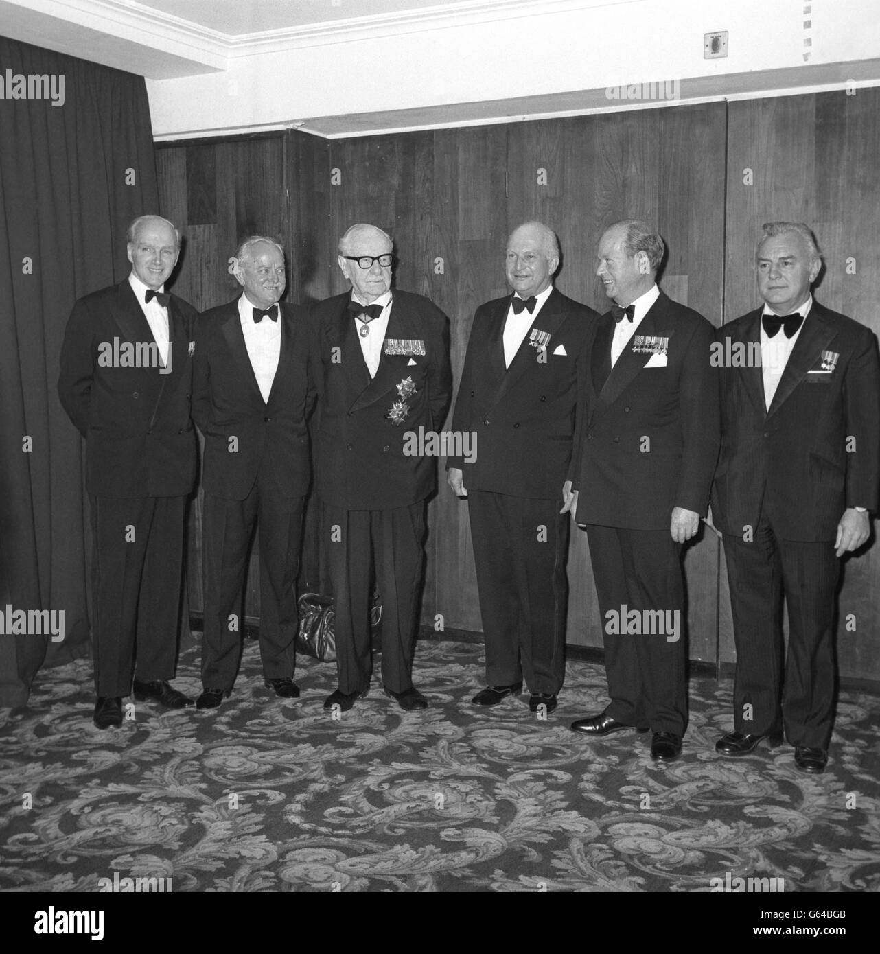 Le maréchal de la RAF Sir Arthur 'Bomber' Harris avec les vétérans de la raid de Dambusters à l'hôtel Grosvenor House de Londres, lorsque plus de 700 vétérans du Commandement de l'bombardier de la Seconde Guerre mondiale ont assisté à un dîner de réunion pour souligner le 85e anniversaire de leur ancien commandant en chef. (De gauche à droite) Bill Townsend, le maréchal de l'air Sir Harold Micky Martin, Sir Arthur, Geoff Rice, David 'Dave' Shannon et Basil Feneron. Banque D'Images