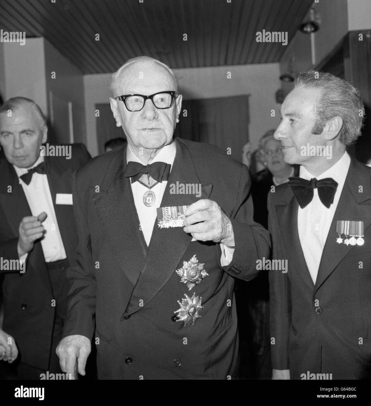 Le maréchal de la RAF Sir Arthur 'Bomber' Harris à l'hôtel Grosvenor House de Londres, lorsque plus de 700 anciens combattants du Commandement de l'bombardier de la Seconde Guerre mondiale ont assisté à un dîner de réunion pour souligner le 85e anniversaire de leur ancien commandant en chef. S'adressant aux anciens combattants, il a défendu ses attaques de milliers de bombardiers dans les villes allemandes, qui ont fait l'objet de controverses. Banque D'Images