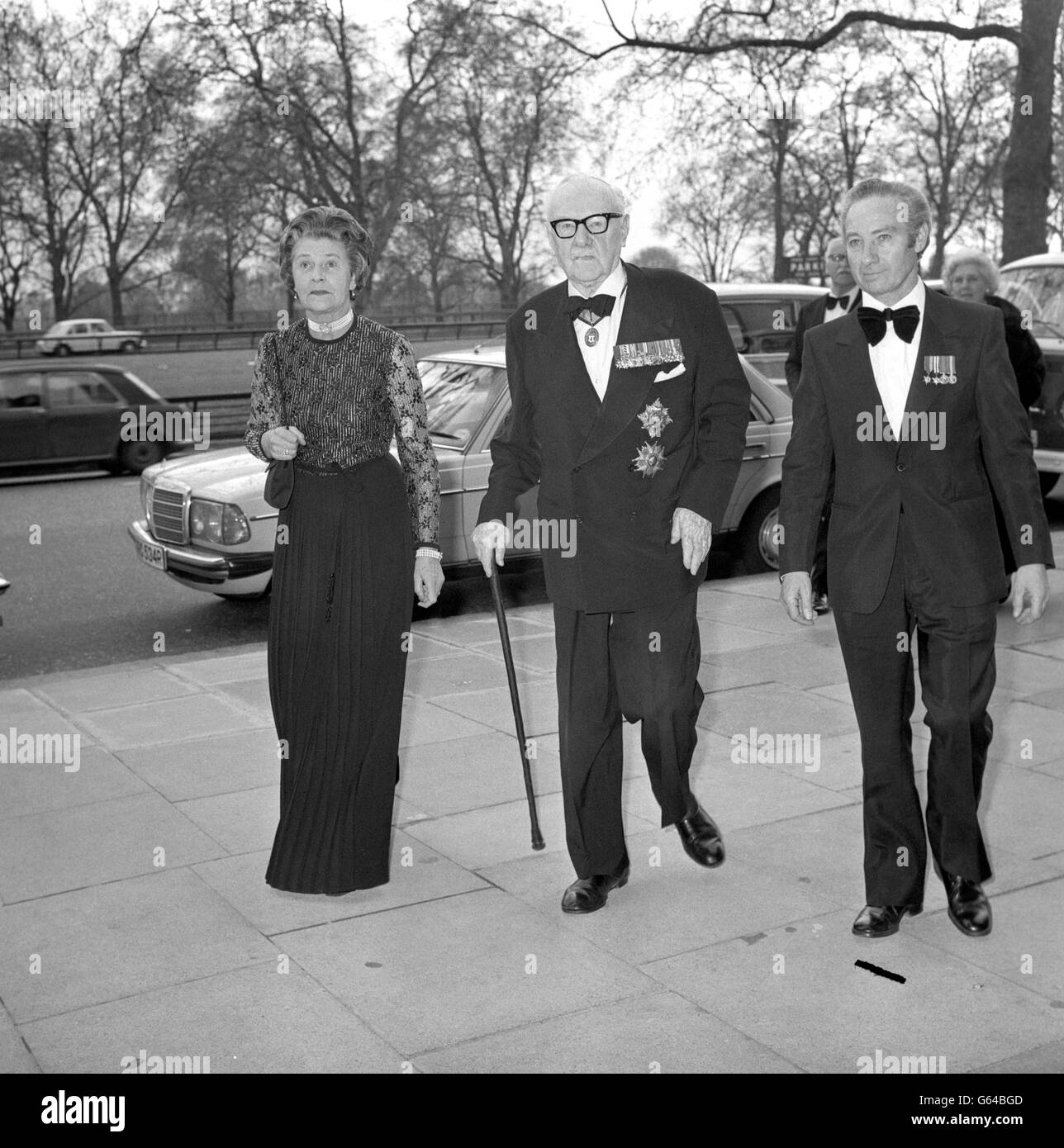 Lady Harris, Sir Arthur T. Harris et Ray Callon assistent à un dîner de réunion où plus de 700 anciens combattants du Commandement de la bombe de la Seconde Guerre mondiale marquent le 85e anniversaire de leur ancien Commandant en chef. Banque D'Images