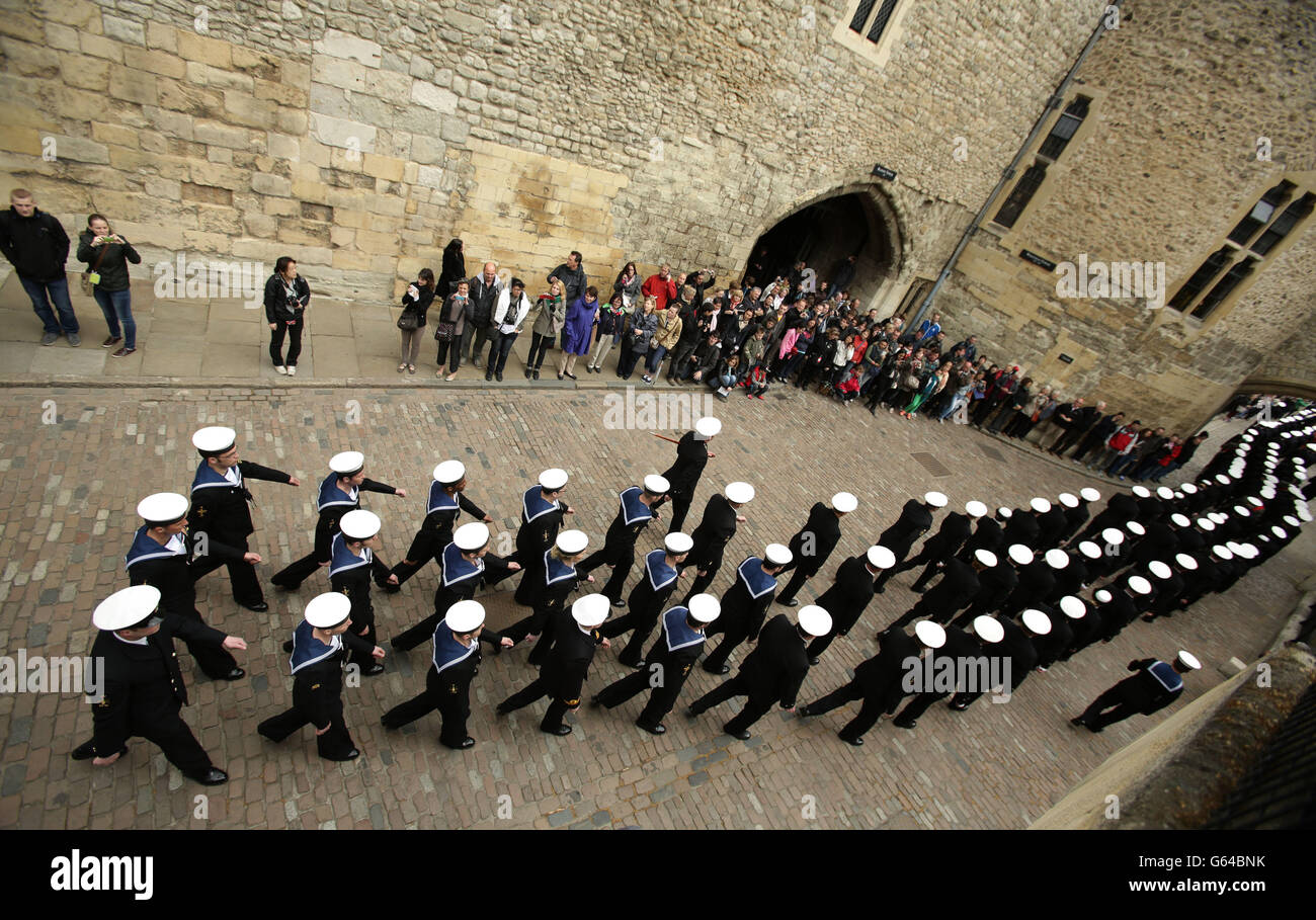 Le personnel de trois navires de la Marine - HMS illustrious, HMS Edinburgh et HMS Blythe - livrant un baril de vin (représentant les « Dues ») qui participent, pour la première fois, à la cérémonie historique des Dues du gendarme, à la Tour de Londres, Dans le cadre du 70e anniversaire de la bataille de l'Atlantique. Banque D'Images