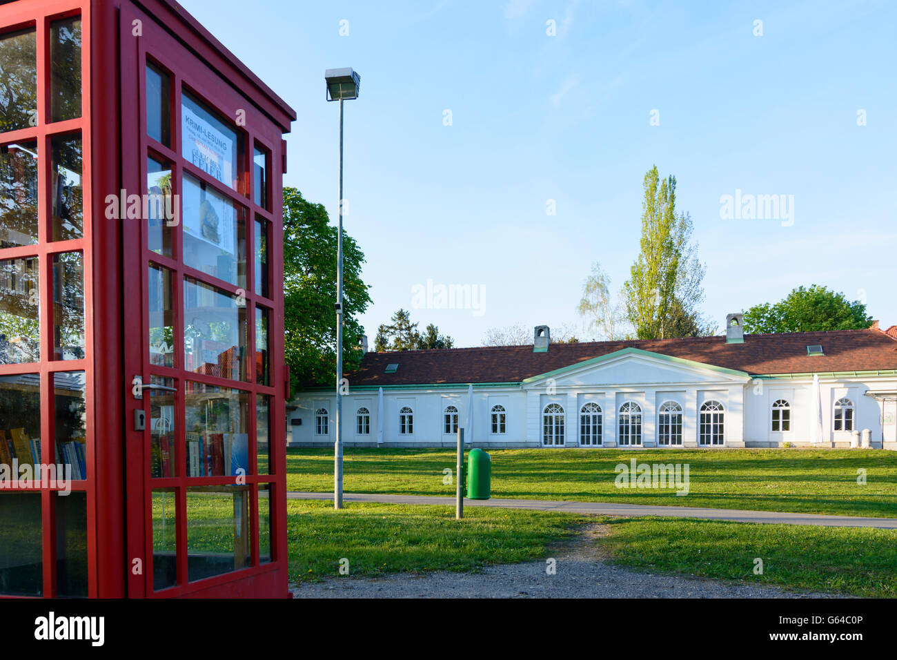 Château Seyring avec échange de livres occasion dans une cabine téléphonique rouge, Gerasdorf bei Wien, Autriche, Niederösterreich, Austri Banque D'Images