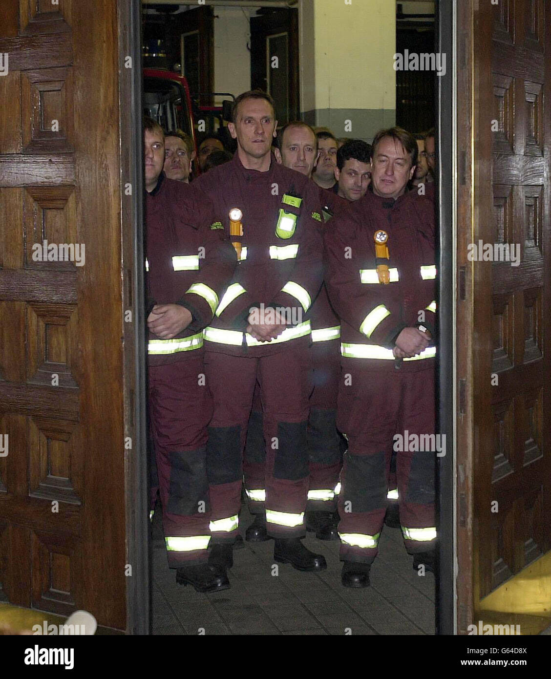 Un pompier quitte la caserne de pompiers de Lambeth, à Londres, au début de la grève nationale du pompier. Banque D'Images