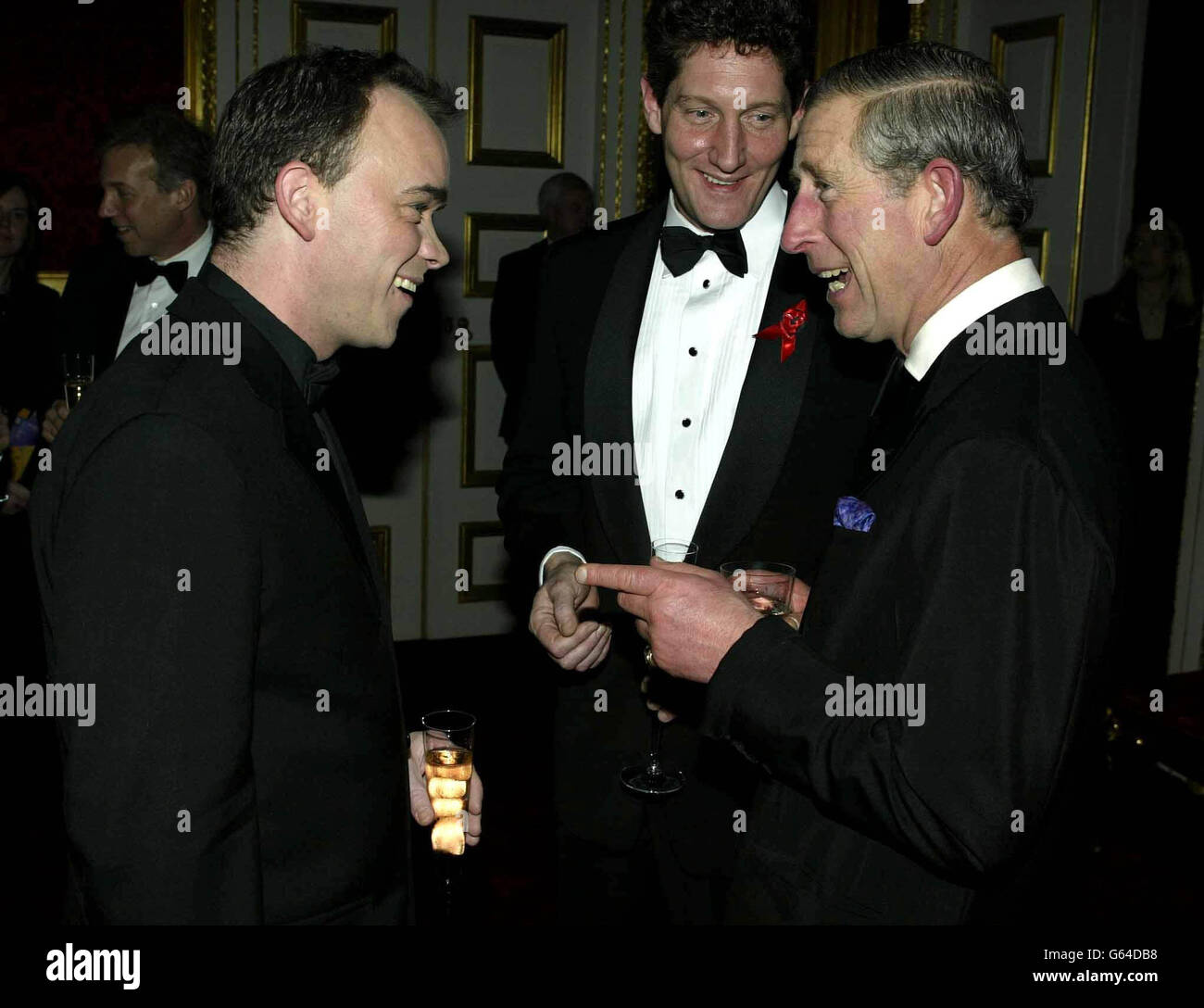 Le Prince de Galles (à droite) qui a accueilli le 20e dîner annuel des prix Terrence Higgins Trust, dans ses appartements d'état au Palais St James, rencontre l'acteur Eastenders Todd Carty. Banque D'Images