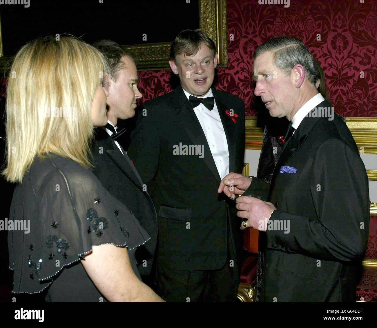 Le Prince de Galles (à droite) qui a accueilli le 20e dîner annuel des prix Terrence Higgins Trust, dans ses appartements d'état au Palais St James, discute avec Gaby Roslin (à gauche) et Matrin Clunes (au centre). Banque D'Images