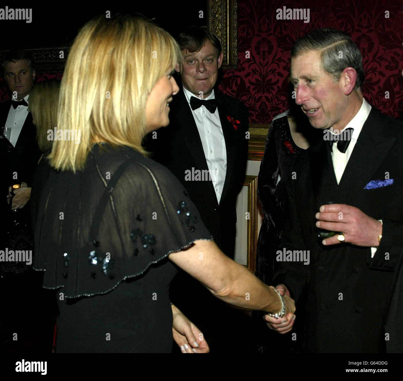 Le Prince de Galles (à droite) qui a accueilli le 20e dîner annuel des prix Terrence Higgins Trust, dans ses appartements d'état au Palais St James, discute avec Gaby Roslin et Matrin Clunes (au centre). Banque D'Images