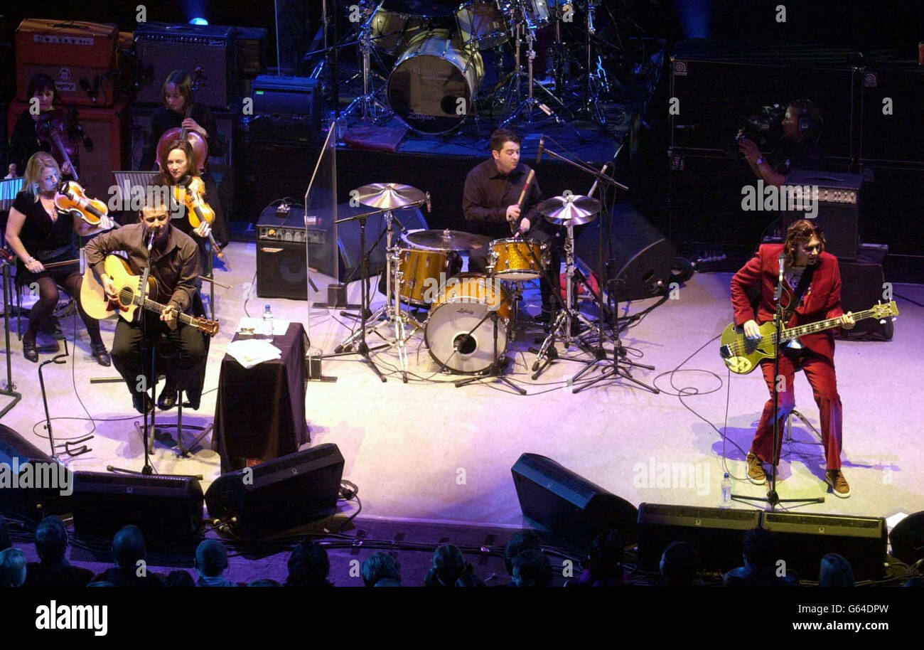 Les prédicateurs de Manic Street de gauche à droite ; James Dean Bradfield, Sean Moore et Nicky Wire se rendent lors de leur Carling Homecoming au St David's Hall de Cardiff. Banque D'Images