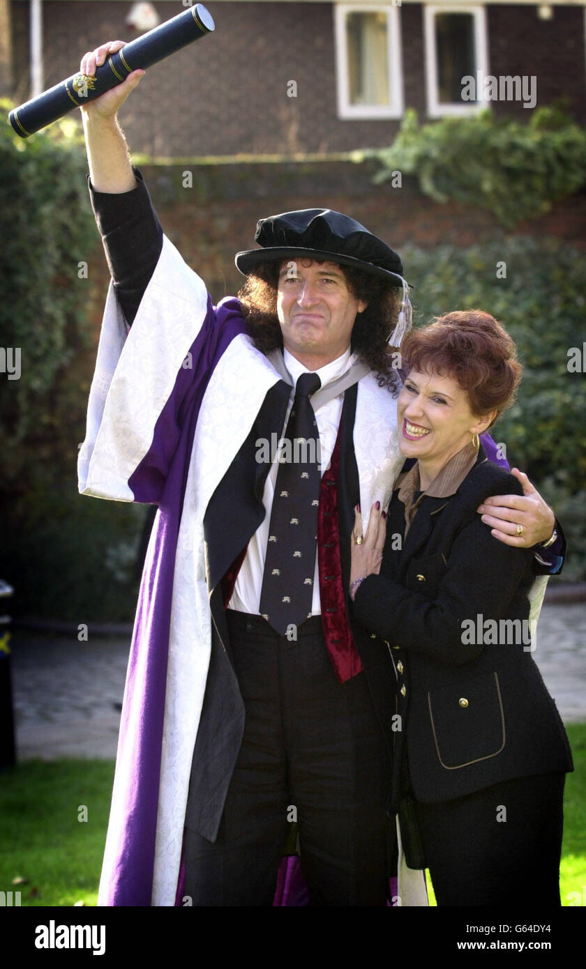 Grand guitariste et astronome amateur Brian May avec son épouse, Anita Dobson, à l'extérieur de la cathédrale St Albans, après avoir reçu un doctorat honorifique en sciences de l'Université de Hertfordshire. * plus célèbre maintenant pour les guitares plutôt que pour les étoiles, mai 55, était un étudiant accompli en astronomie à l'Imperial College de Londres. Il travaillait sur son doctorat quand sa carrière de rock star a pris son entête et pendant qu'il a maintenu un vif intérêt pour l'astronomie, il n'a jamais terminé le diplôme. Banque D'Images