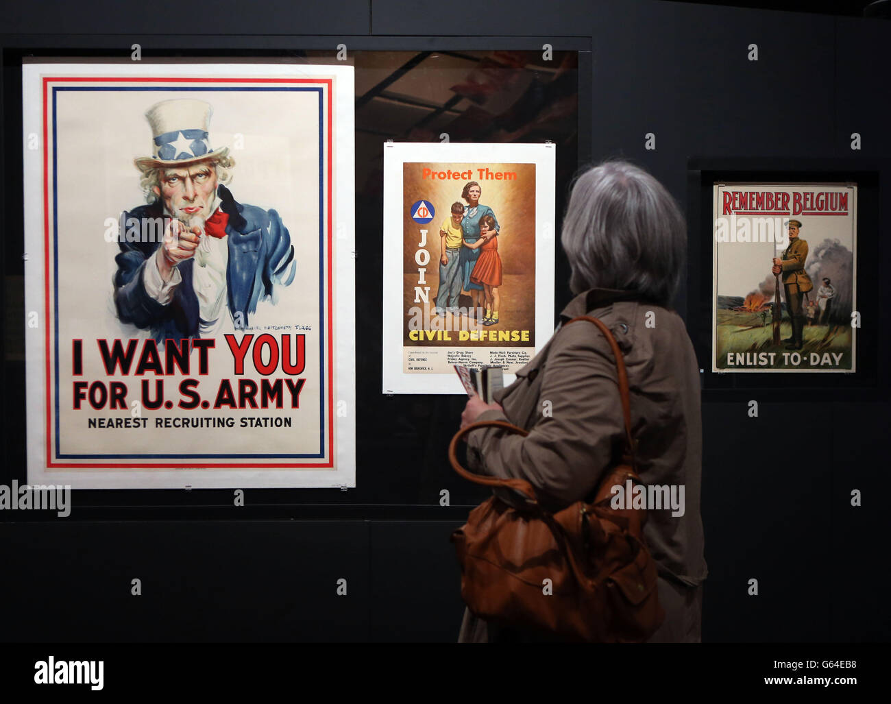 Une femme voit une affiche de l’armée américaine exposée dans le cadre de l’exposition propagande : pouvoir et persuasion à la British Library, dans le centre de Londres. Banque D'Images