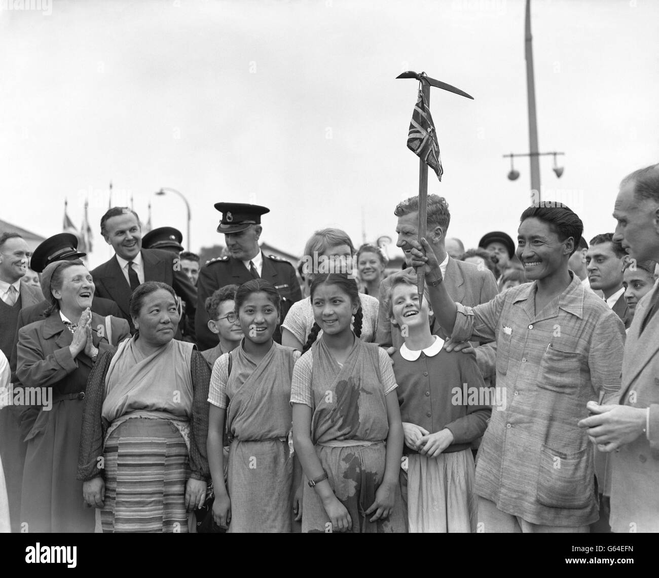 Sherpa Tensing Norkey avec sa femme et ses filles, Pempem et Nima, à l'aéroport de Londres à son retour après avoir enfin atteint le sommet de l'Everest, la plus haute montagne du monde. Banque D'Images
