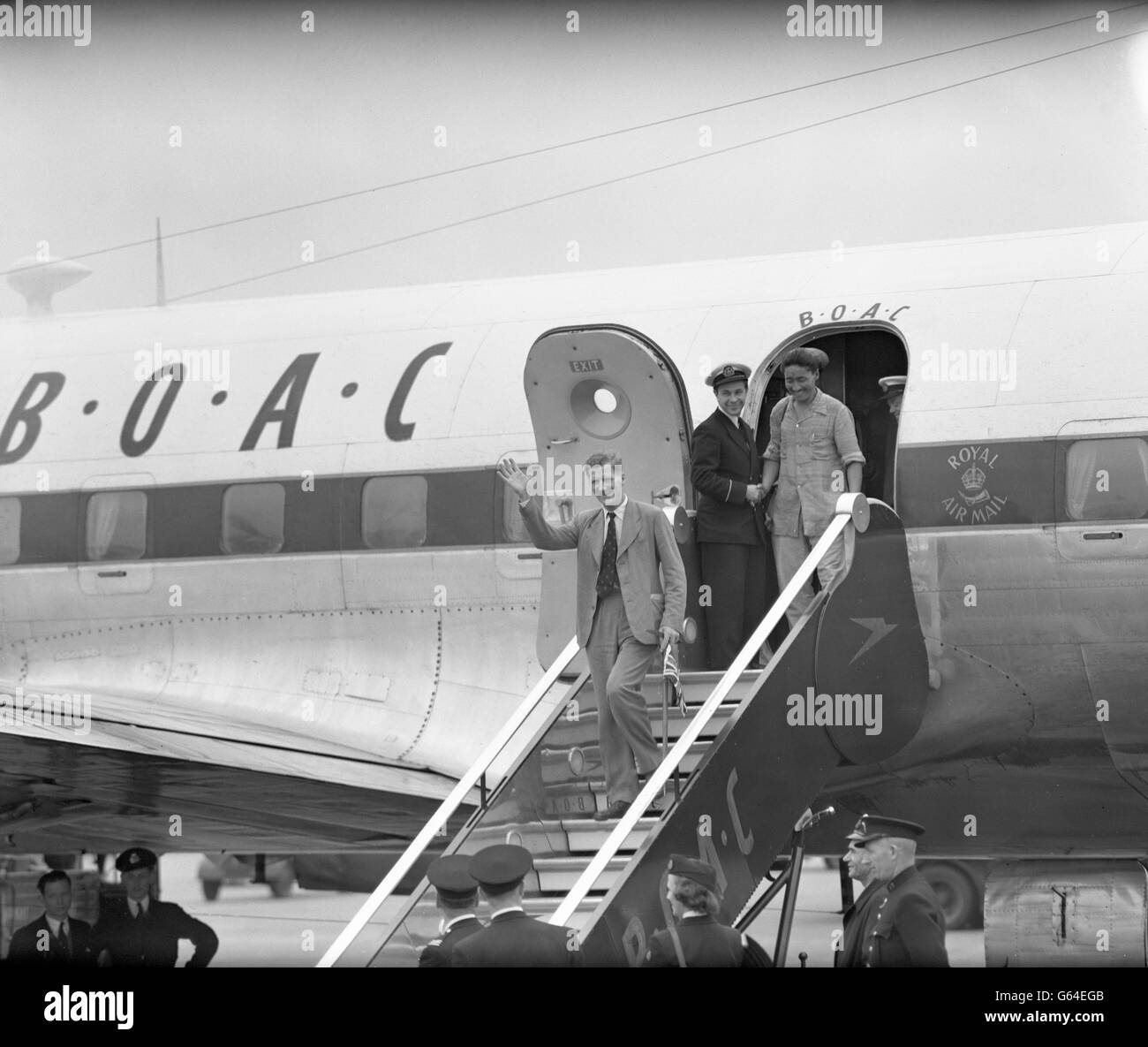 Sherpa Tensing Norkey suit le colonel John Hunt depuis un avion de la BOAC à l'aéroport de Londres à leur retour après avoir finalement atteint le sommet de l'Everest, la plus haute montagne du monde. Banque D'Images