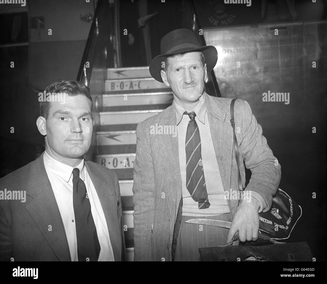 Le colonel John Hunt (à droite) est à la tête de l'expédition britannique de 1953 à l'Everest. Avec lui est un autre membre de l'expédition, Tom Bourdillon, un scientifique et grimpeur. Ils sont photographiés juste avant de monter à bord d'un BOAC pour Karachi à l'aéroport de Londres. BOURDILLON a travaillé sur de nouveaux équipements d'oxygène pour aider l'expédition à conquérir le mont Everest, la plus haute montagne du monde. Banque D'Images