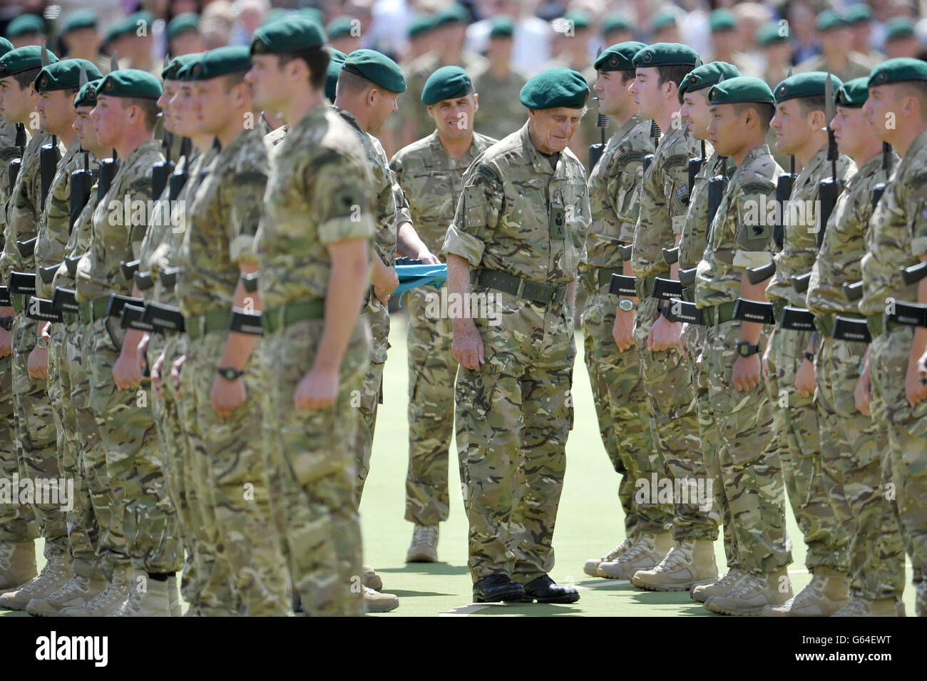 Le duc d'Édimbourg remet des médailles de campagne aux membres de 40 Commando qui ont terminé leur première visite en Afghanistan, au Norton Manor Camp, dans le Somerset, après leur retour. Banque D'Images