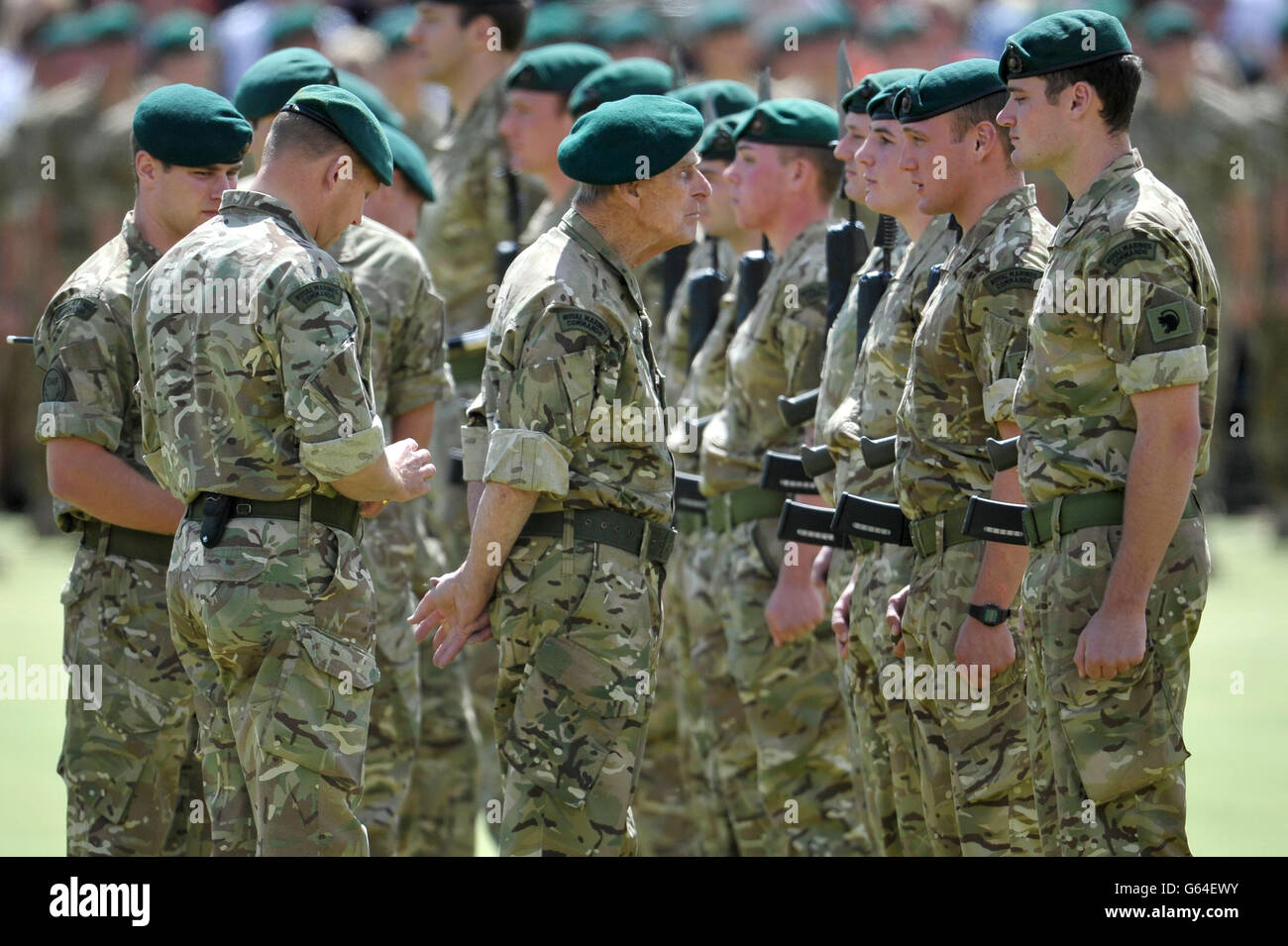Le duc d'Édimbourg remet des médailles de campagne aux membres de 40 Commando qui ont terminé leur première visite en Afghanistan, au Norton Manor Camp, dans le Somerset, après leur retour. Banque D'Images